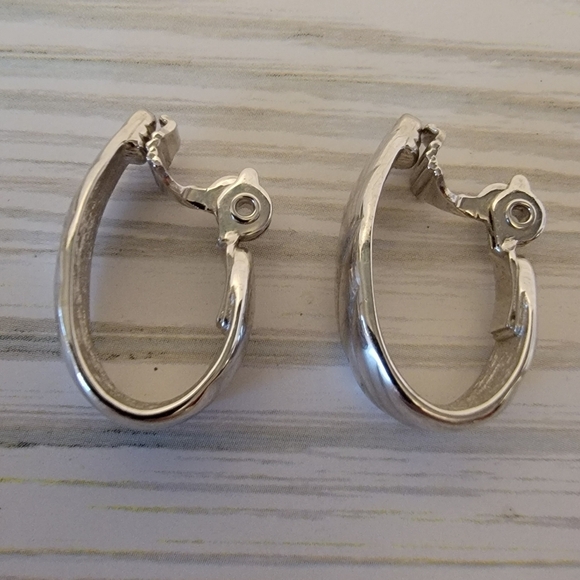 F14 Vintage Monet Clip-on Silver-tone Hoop Earrings - Picture 3 of 3